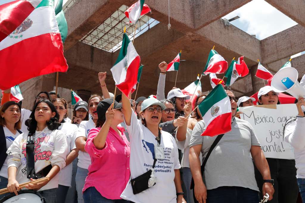MEX6216. CIUDAD DE MÉXICO (MÉXICO), 21/08/2024.- Trabajadores del Poder Judicial protestan en contra de la reforma judicial impulsada por el oficialismo, este miércoles en Ciudad de México (México).Trabajadores del Poder Judicial de México declararon este miércoles, en el inicio del paro nacional indefinido contra la reforma judicial promovida por el oficialismo, que mantendrán la suspensión de labores de manera indefinida hasta lograr un diálogo con los poderes Ejecutivo y Legislativo. EFE/Mario Guzmán