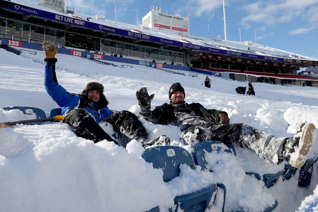En el estadio Highmark la nieve alcanzó los 8 cm de grosor. (Photo by Timothy T Ludwig / GETTY IMAGES NORTH AMERICA / Getty Images via AFP)