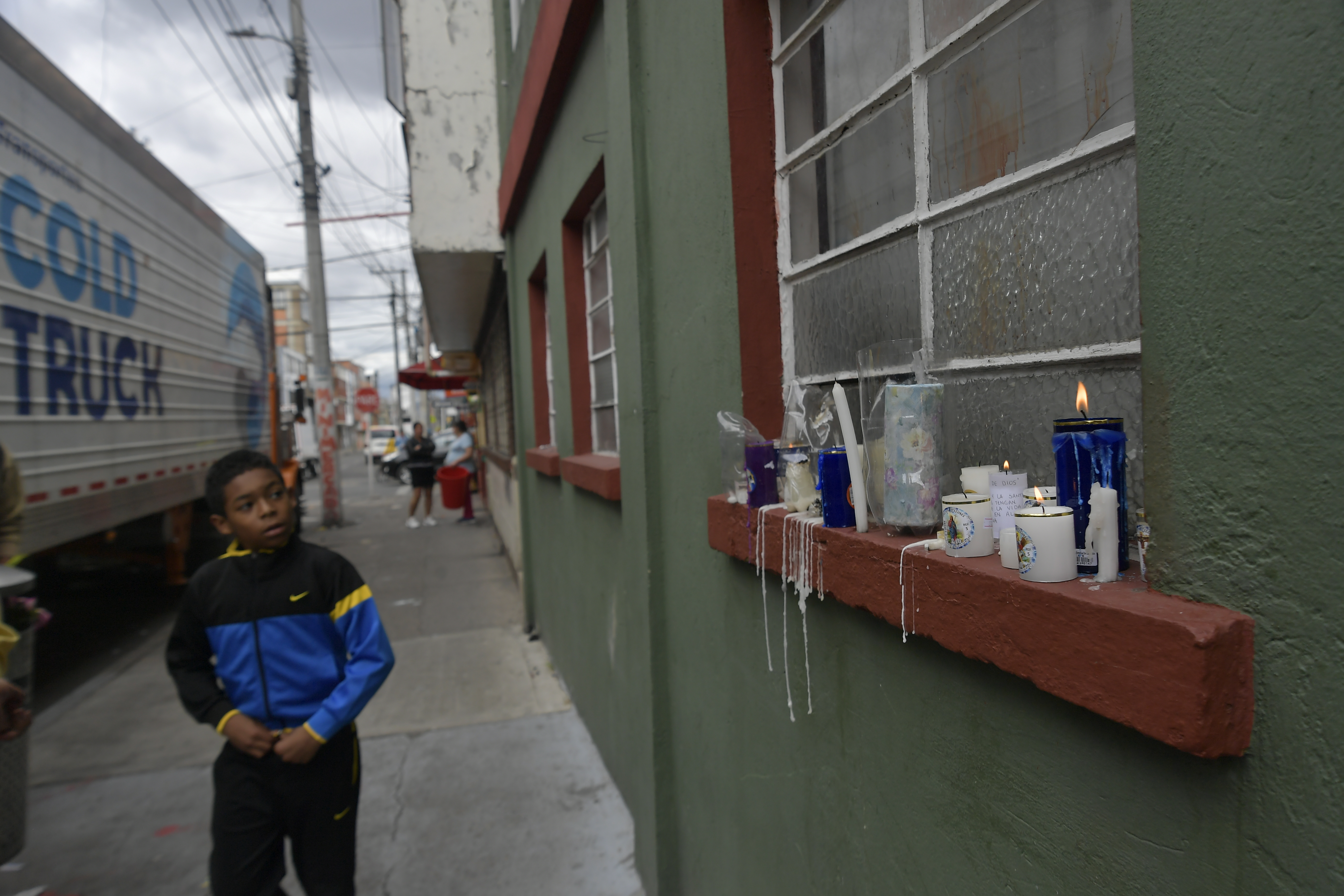 Velatón frente a la casa donde ocurrió el asesinato de los hermanos Santy Steban de 4 años y Susan Beltrán Ramírez de 7 años, a manos de Darwin Beltrán, su padre, hechos que ocurrieron en el barrio Las Ferias.