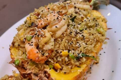 Receta para preparar arroz frito con langostinos, piña y curry