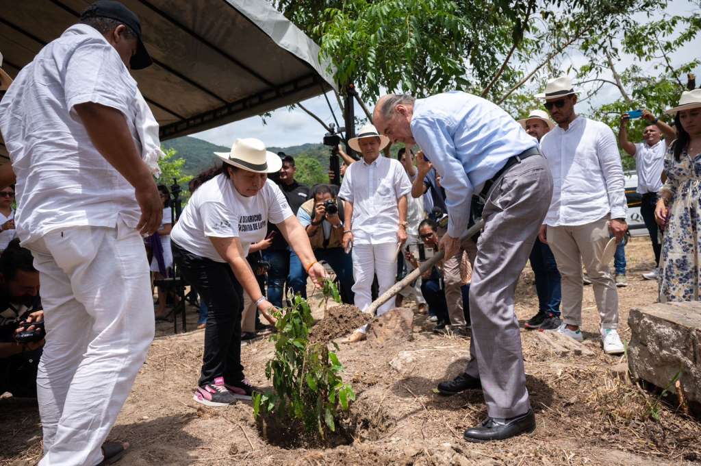 Álvaro Leyva durante el acto simbólico en que las víctimas sembraron un árbol en Juan Frio.