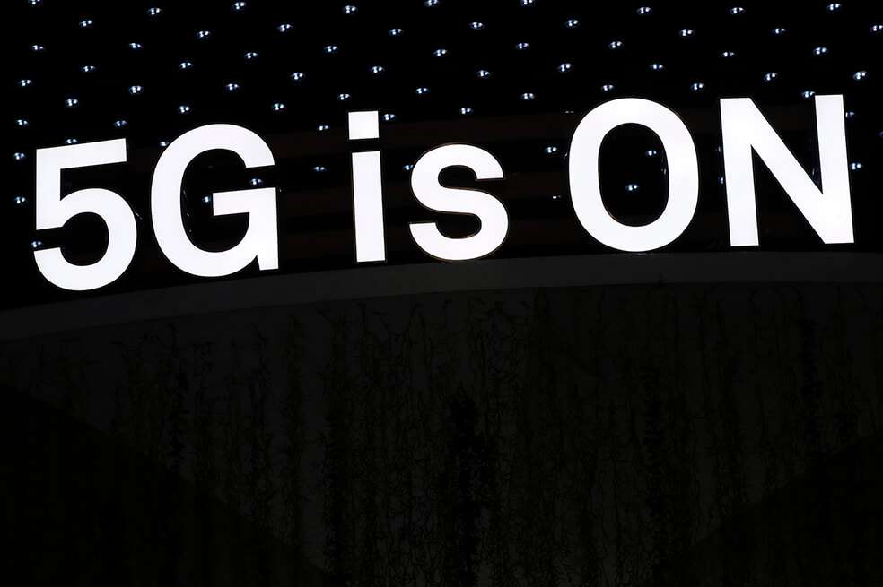 Richard Yu, cabeza de la división de consumo de Huawei, presenta el chip Kirin 990 5G en Berlín. Para Roubini, siendo Huawei líder mundial en 5G, "cualquier cosa que tenga uno (desde una tostadora hasta una cafetera) puede convertirse en un dispositivo de escucha", es decir que la guerra comercial solo tiene manera de seguirse profundizando. / AFP / Tobias Schwarz
