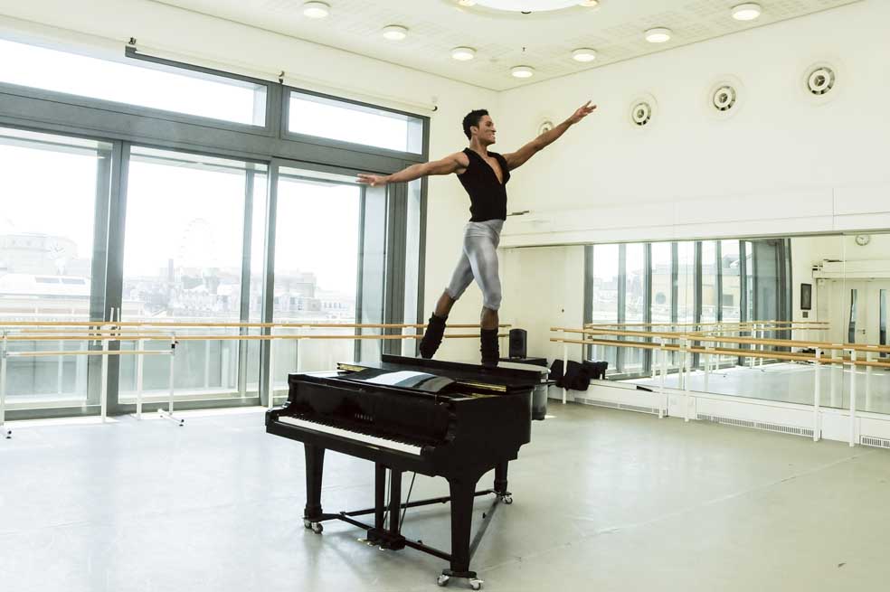 Montaño representó al Bufón en ‘La Cenicienta’ de Frederik Ashton y a la Oruga en ‘Alicia en el país de las maravillas’ de Christopher Wheeldon. / Pablo Salgado - Cromos