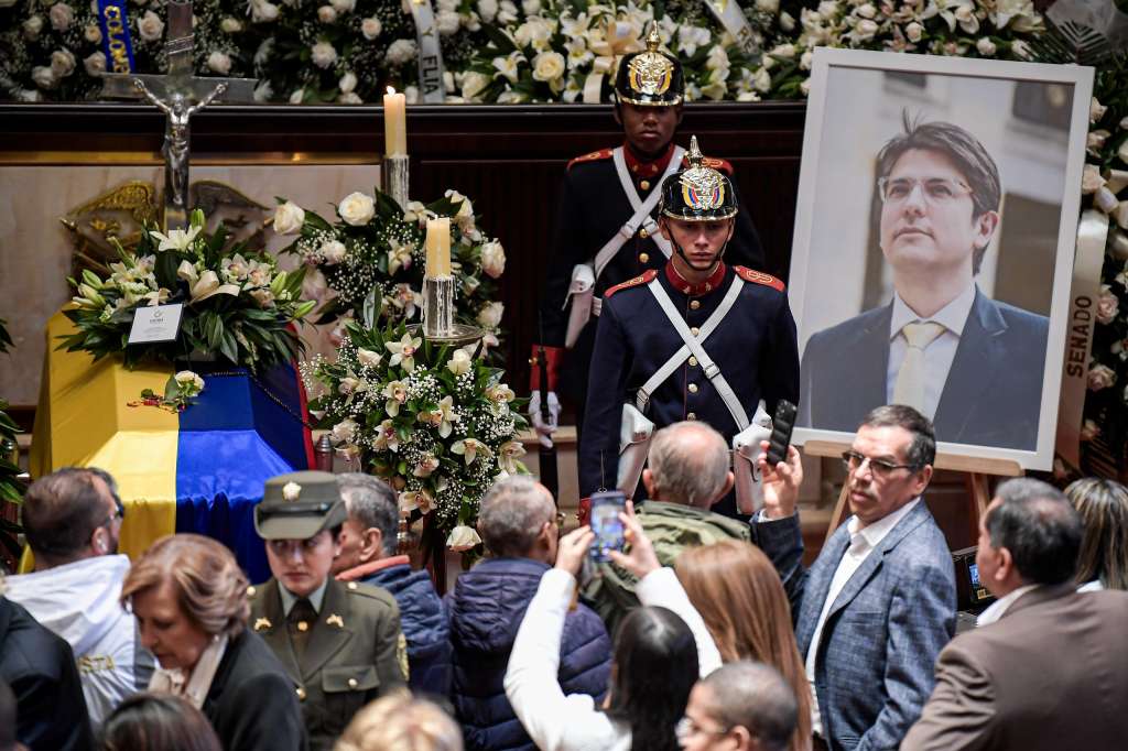 Cámara ardiente de Miguel Uribe Turbay.