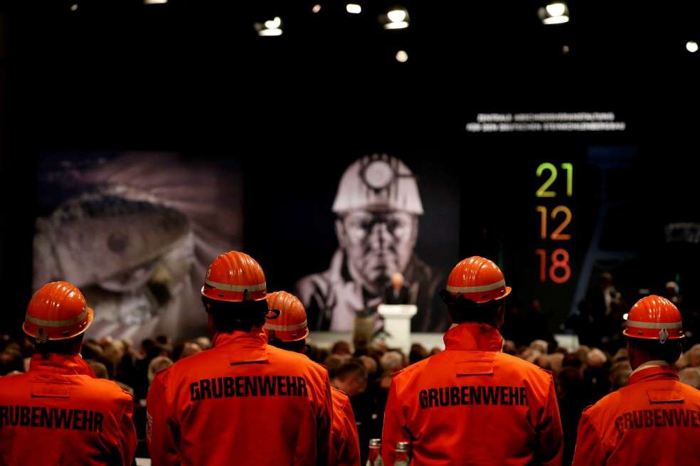 Mineros asisten a la ceremonia de cierre de la última mina en Alemania. / AFP