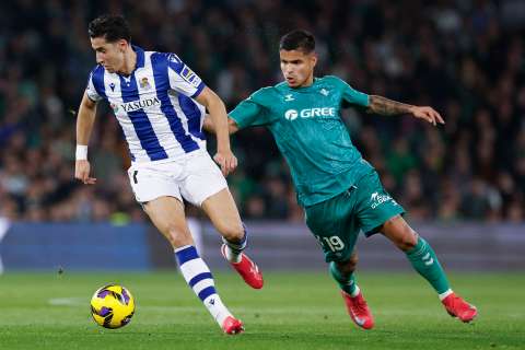‘Cucho’ Hernández debutó con el Real Betis en victoria sobre Real Sociedad