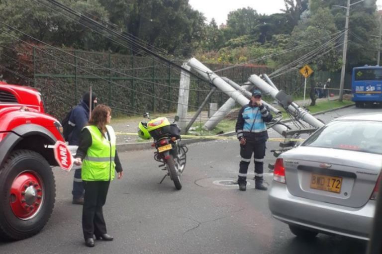 Caída de dos postes de luz afectará a 280 hogares en el norte de Bogotá