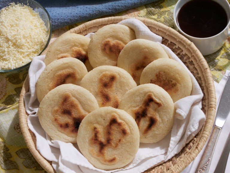 Así se preparan las arepitas de yuca con queso en air fryer