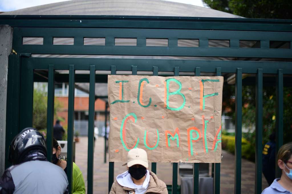 Protesta de trabajadores del Instituto Colombiano de Bienestar Familiar (ICBF) en Bogotá