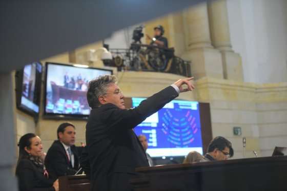 El ministro de Hacienda, Mauricio Cárdenas, en el Congreso donde radicó el proyecto de la reforma tributaria, el pasado miércoles. / Cristian Garavito