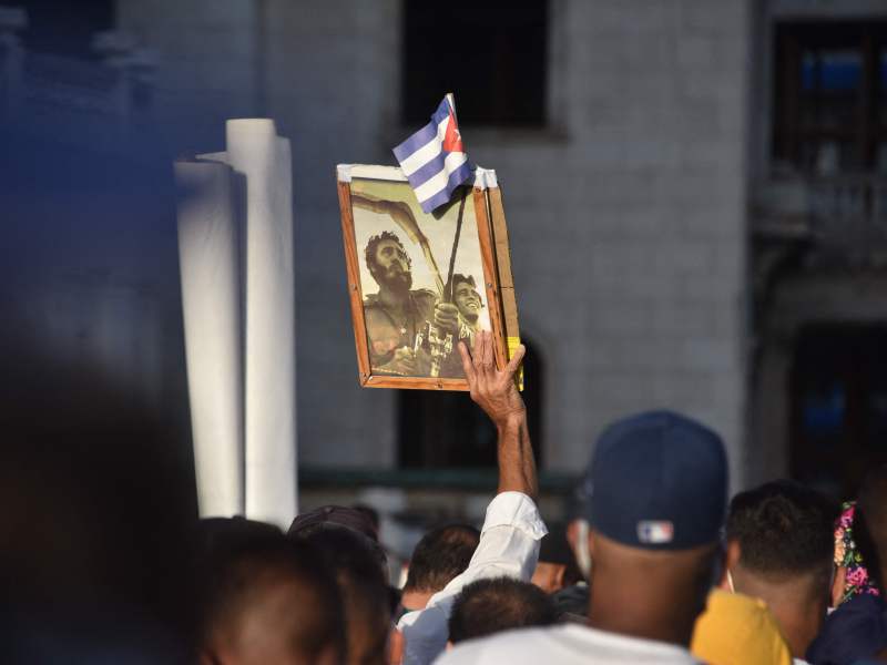 Tras las protestas en contra del gobierno cubano, llegaron otras a favor; dos caras de Cuba. / AFP / ADALBERTO ROQUE