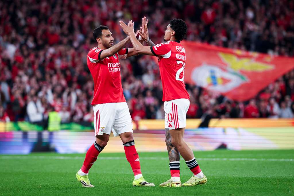 Lisbon (Portugal), 21/03/2026.- Benfica player Vangelis Pavlidis (L) celebrates with Richard Ríos (R) after scoring the 2-0 goal against Vitoria de Guimaraes during the Portuguese First League soccer match at Luz stadium in Lisbon, Portugal, 21 March 2026. (Lisboa) EFE/EPA/JOSE SENA GOULAO