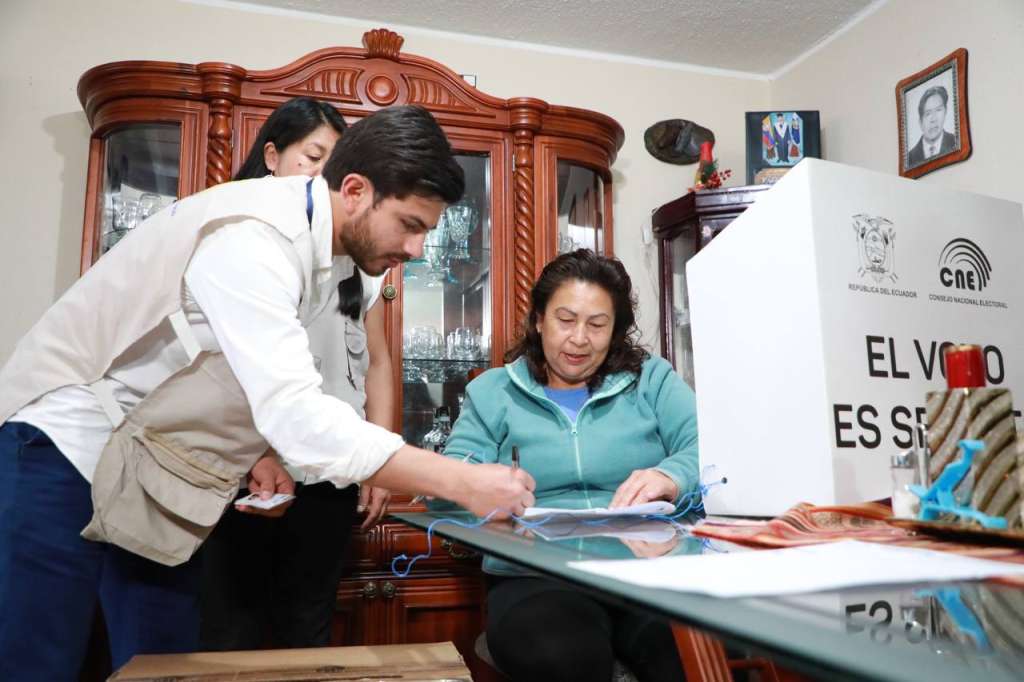 AME8787. QUITO (ECUADOR), 19/04/2024.- Fotografía cedida por el Consejo Nacional Electoral de personas mayores de 50 años, con un alto grado discapacidad, votando en el referéndum convocado por el presidente Daniel Noboa sobre reformas en materia de seguridad, justicia y empleo este viernes, en Quito (Ecuador). EFE/ Consejo Nacional Electoral SOLO USO EDITORIAL/NO VENTAS/SOLO DISPONIBLE PARA ILUSTRAR LA NOTICIA QUE ACOMPAÑA/CRÉDITO OBLIGATORIO