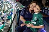 La historia de una madre que narra los partidos de fútbol a su hijo ciego