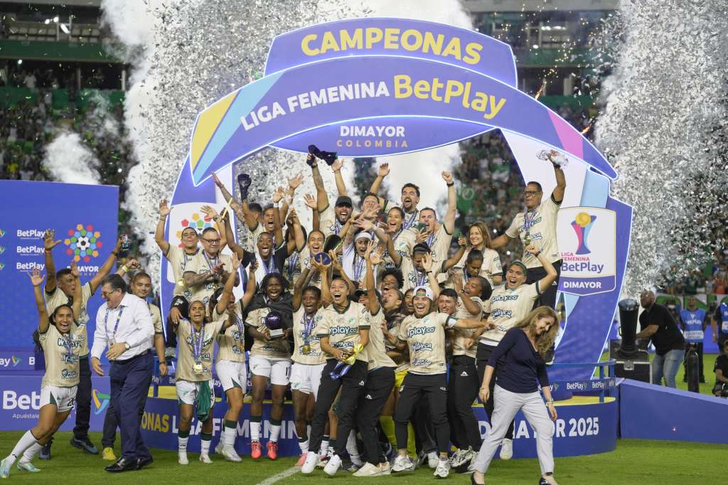 FOTODELDÍA AMDEP3815. CALI (COLOMBIA), 21/09/2025.- Jugadoras de Deportivo Cali celebran con el trofeo de la Liga Profesional Femenina Colombia este domingo, en un partido contra Santa Fe en el estadio Deportivo Cali, en Cali (Colombia). EFE/ Ernesto Guzmán