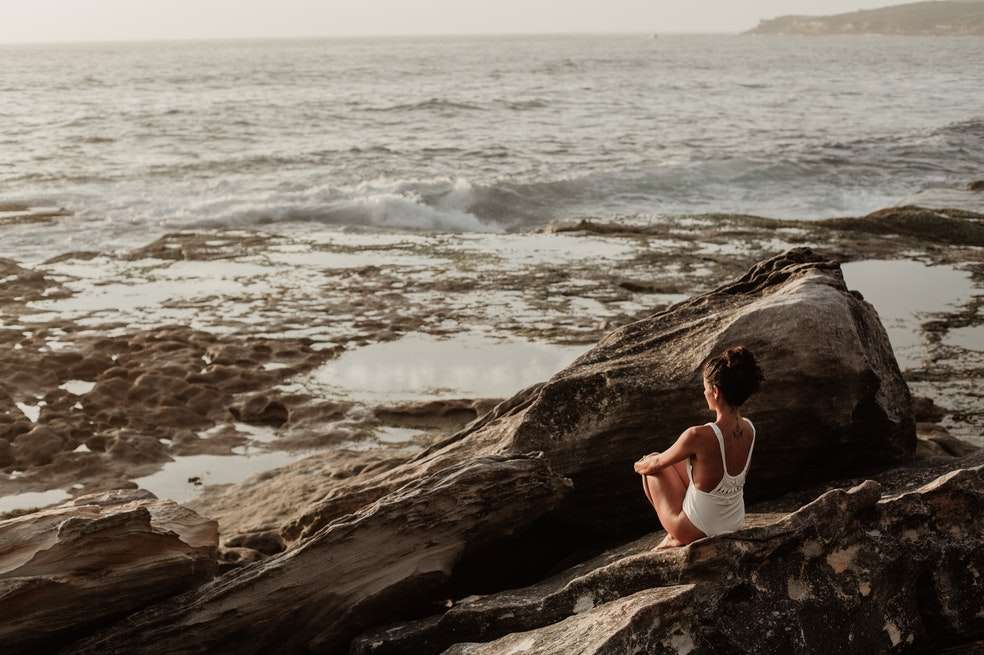 Escorpio:
Los Escorpio son personas esotéricas que creen tanto en el raciocinio como en la espiritualidad. Les atraen los temas de astrología, ocultismo y el subconsciente. Como son personas misteriosas, precisamente es eso lo que los lleva a ser personas espirituales,
Les gusta analizar y comprender el medio ambiente, así que también disfrutan de estar al aire libre y crear conexiones con las plantas y los animales.