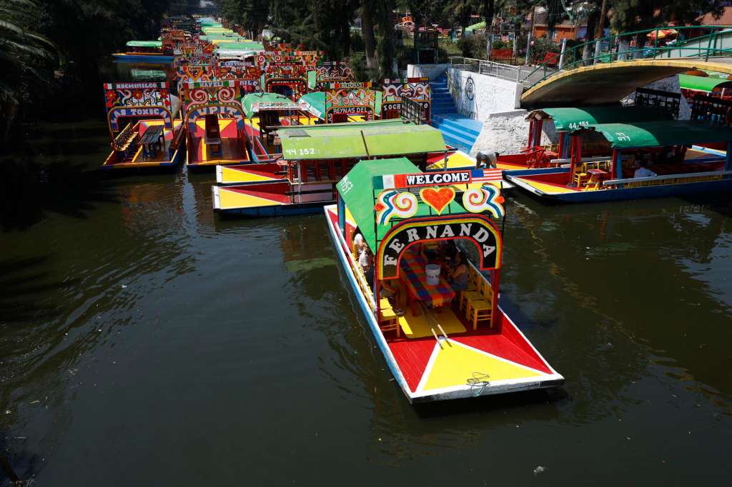 MEX9207. CIUDAD DE MÉXICO (MÉXICO), 09/04/2025.- Fotografía de las trajineras en el embarcadero de Xochimilco, durante la presentación de la canoa alegórica este miércoles, en Ciudad de México (México). La Canoa Alegórica de “La Flor más Bella del Ejido”, una tradición que se celebra desde 1956 y que atrae a numerosos turistas en la alcaldía de Xochimilco, en el sur de la Ciudad de México, no recibirá por primera vez el apoyo económico del Gobierno mexicano, advirtieron representantes de la comunidad. EFE/ Sáshenka Gutiérrez