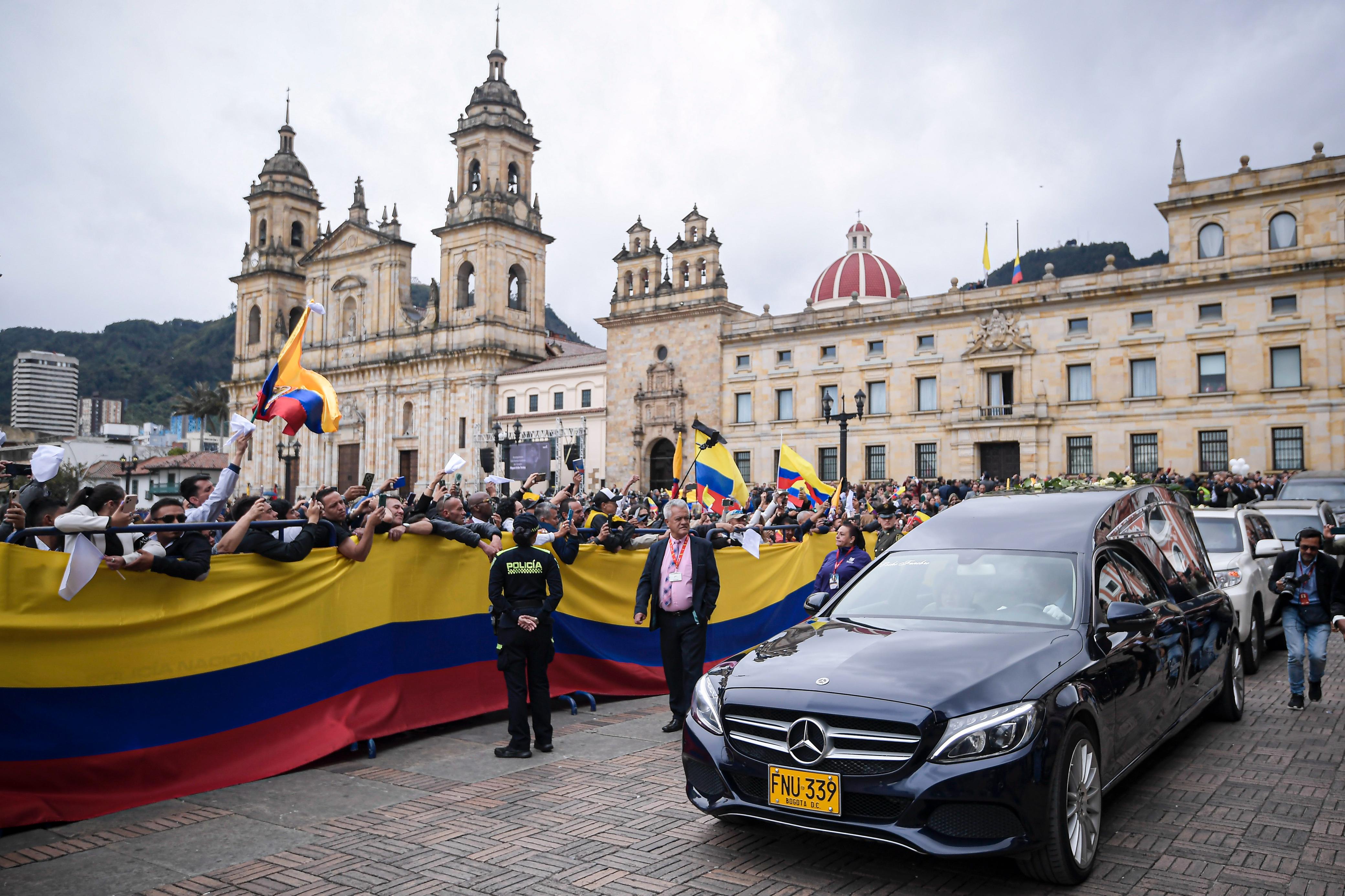 Seguidores de Miguel Uribe esperan a las fueras de la Catedral Primada para el recorrido funerario hasta el Cementerio Central.