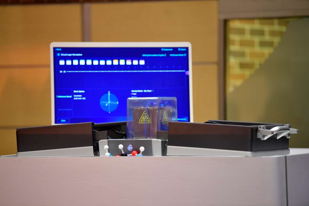 Presentación y llegada del primer Computador Cuántico al país
