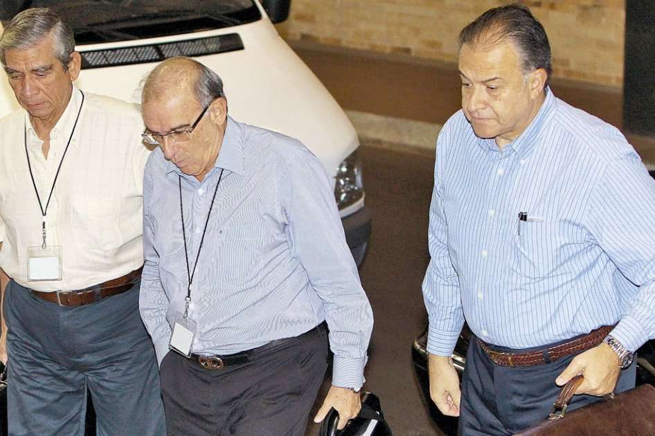 Los miembros del equipo negociador del Gobierno Jorge Enrique Mora R., Humberto de la Calle y Óscar Naranjo. / EFE