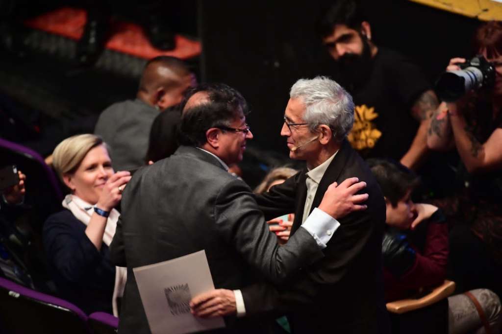 El padre Francisco de Roux saluda al presidente electo, Gustavo Petro, en la entrega del Informe Final de la Comisión de la Verdad