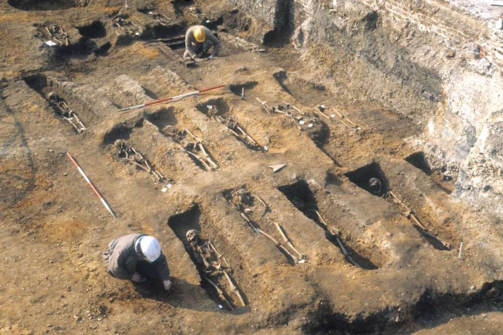 Los investigadores extrajeron el ADN de los restos de las personas enterradas en las fosas de la peste de East Smithfield (Londres), que se utilizaron para los entierros masivos en 1348 y 1349. / Cortesía del Museo de Arqueología de Londres (MOLA)