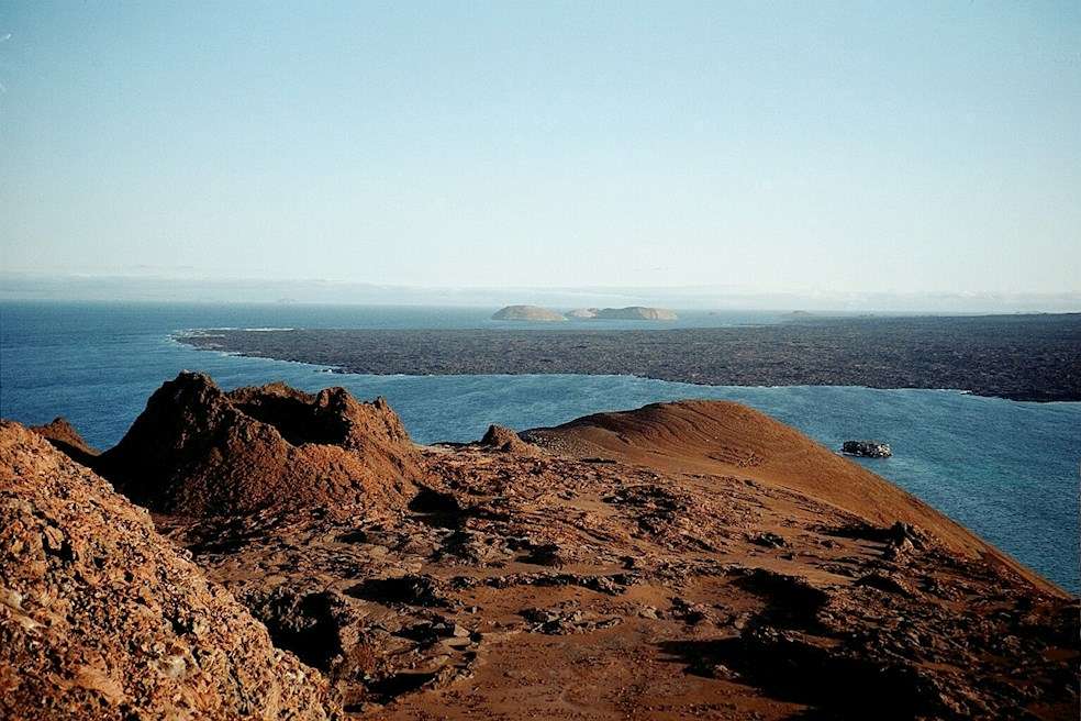 Fotografía cedida por el Parque Nacional Galápagos que muestra el cono volcánico, ubicado en la isla Bartolomé (Ecuador).