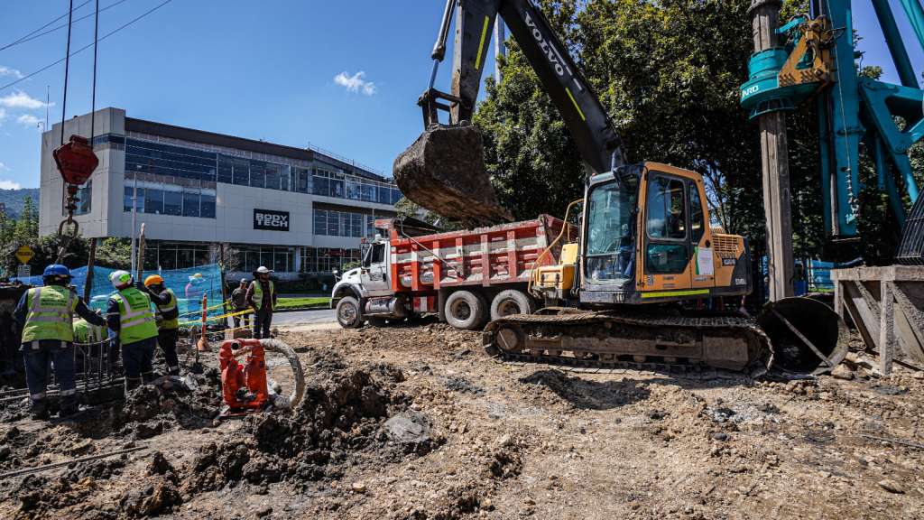 La Alcaldía adjudicó la obra a un nuevo contratista para reanudar la construcción del esperado puente.