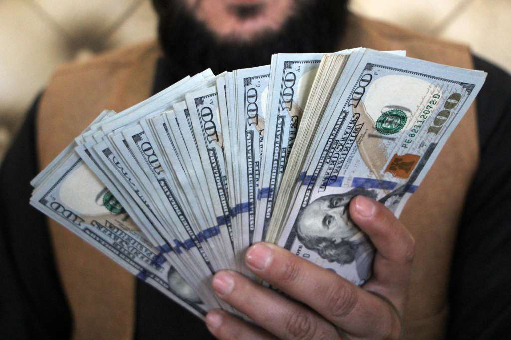 Kandahar (Afghanistan), 13/01/2025.- An Afghan currency exchange dealer displays dollar bills at his shop in Kandahar, Afghanistan, 13 January 2025. Taliban-controlled central bank Da Afghanistan Bank (DAB) has announced an auction of 16 million US dollars to stabilize the currency's value, following a previous auction of 15 million US dollars. The currency rate is approximately 72.40 Afghanis per dollar. (Afganistán) EFE/EPA/QUDRATULLAH RAZWAN