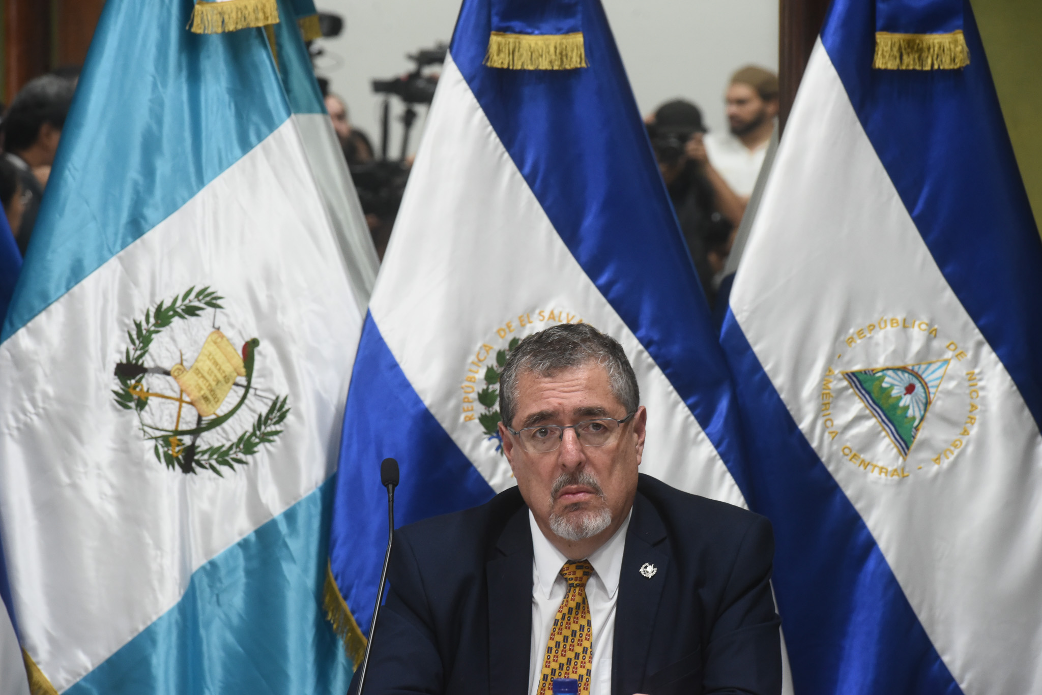 AME4261. CIUDAD DE GUATEMALA (GUATEMALA), 02/10/2023.- El presidente electo de Guatemala, Bernardo Arevalo de León, acudió este lunes a la sede del Tribunal Supremo Electoral para mostrar su solidaridad con los magistrados de este ente, después de que la Fiscalía secuestrara las actas de los resultados de los comicios, hoy en Ciudad de Guatemala (Guatemala). EFE/ Edwin Bercián