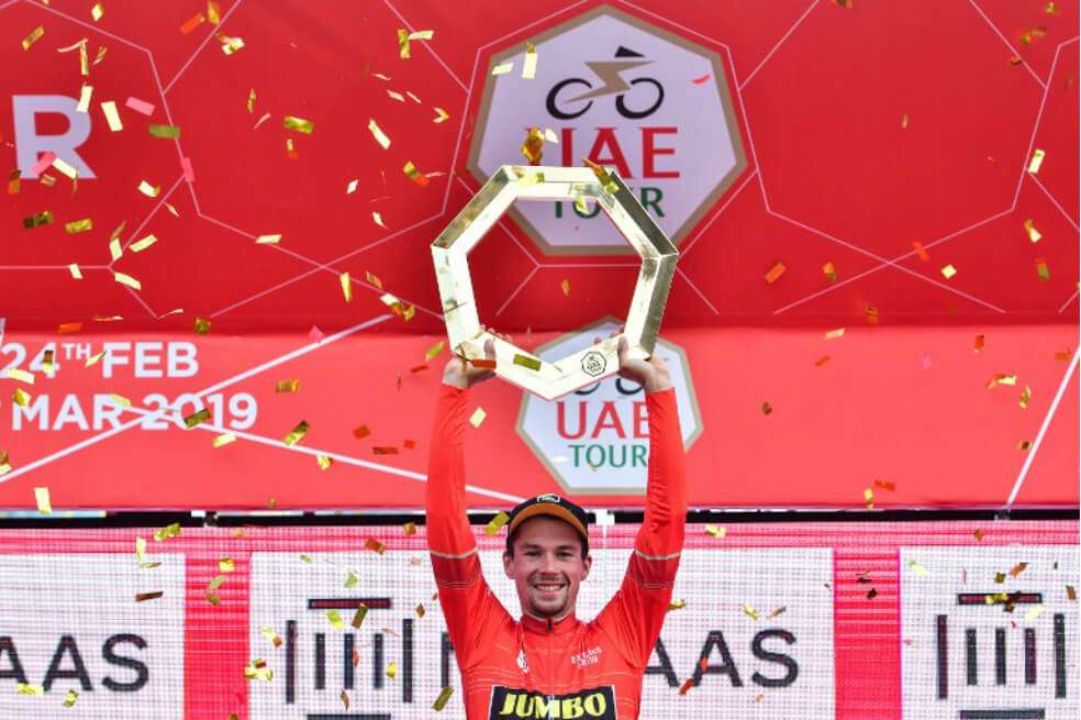 El esloveno Primoz Roglic (Jumbo Visma) con el trofeo de campeón. / EFE