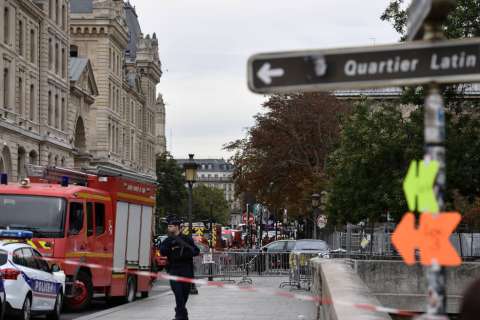 Cuatro policías muertos en ataque en jefatura policial de París