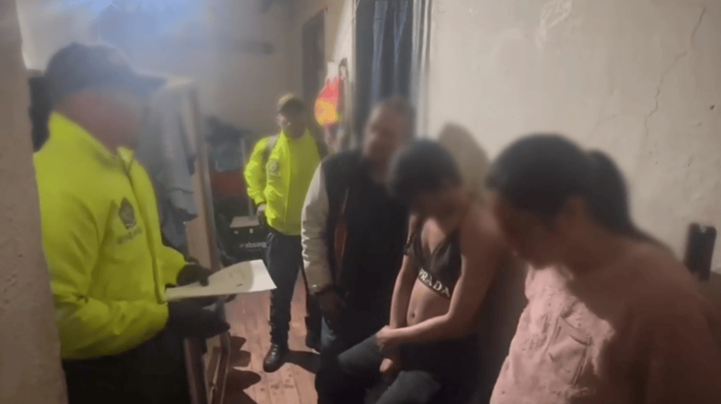 Momento de la captura de dos mujeres y un hombre miembros de 'Los batman'.