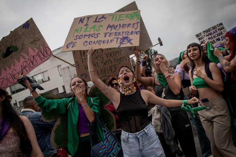 Marchantes que salieron a las calles este este sábado 8 de marzo desde la Calle 45 con carrera Séptima hasta la Plazoleta del Concejo de Bogotá en el marco de la conmemoración del Día Internacional de la Mujer
