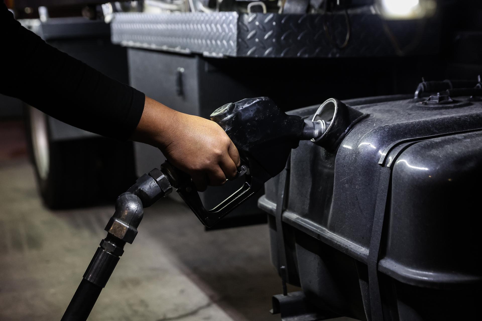 SHAH ALAM (Malaysia), 04/05/2026.- A man fills his towing lorry with diesel at a gas station in Shah Alam, Malaysia, 04 May 2026. Oil prices have eased after U.S. President Donald Trump announced a plan to guide ships not involved in the Iran conflict through the Strait of Hormuz as a 'humanitarian gesture' starting this week. (Malasia) EFE/EPA/FAZRY ISMAIL