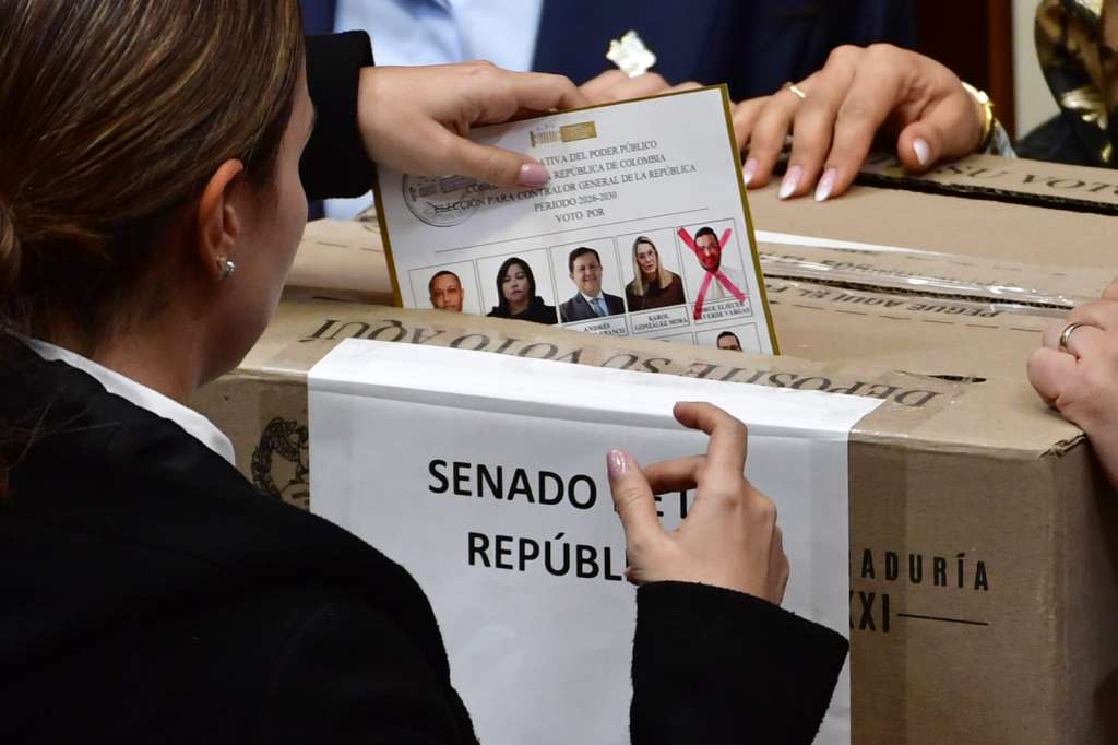Congresista deposita su voto por Jorge Eliécer Laverde para Contralor.