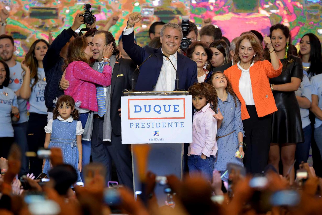 EL hoy presidente electo Iván Duque, el domingo pasado, celebrando la victoria electoral. / AFP