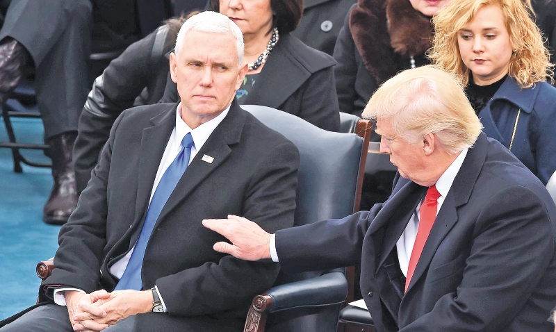 El vicepresidente de Estados Unidos, Mike Pence, junto a Donald Trump, durante la ceremonia de posesión. / AFP