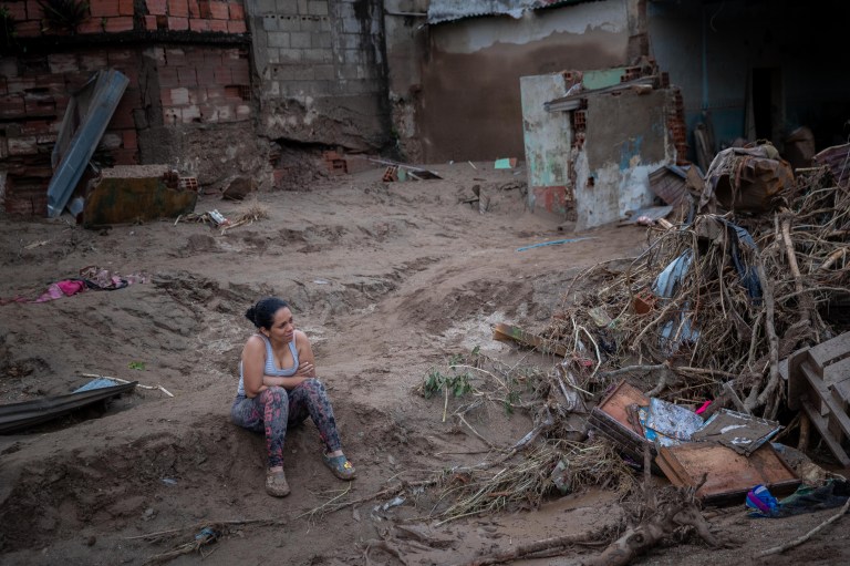 -FOTODELDÍA- AME3304. LAS TEJERÍAS (VENEZUELA), 09/10/2022.- Una mujer se lamenta hoy tras el desbordamiento de la quebrada Los Patos, en Las Tejerías, estado Aragua (Venezuela). Algunos habitantes de Las Tejerías, en la zona central de Venezuela, recuerdan este domingo los gritos de la tragedia, mientras otros son incapaces de describir la noche del sábado, cuando esta pequeña ciudad fue arrasada por una quebrada desbordada, que se llevó a más de un centenar de personas, de las que, al menos, 25 murieron y más de 50 siguen desaparecidas. EFE/ Rayner Peña R