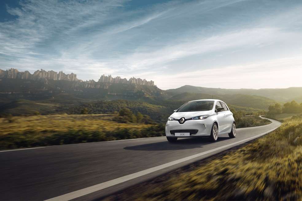 El conector de carga del Renault Zoe se esconde detrás del emblema de la marca y se abre con la misma tarjeta de apertura de puertas del auto. / Cortesía