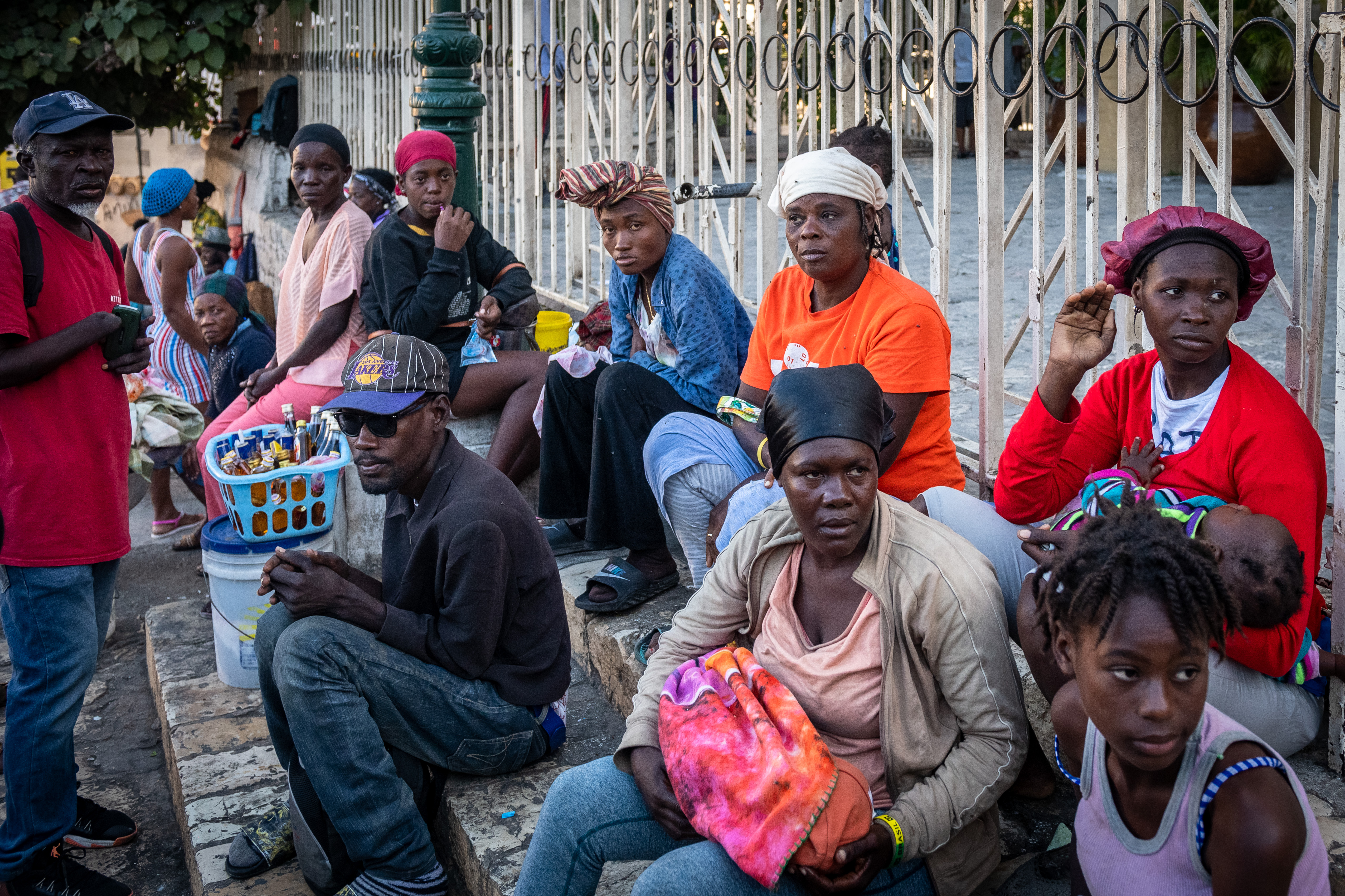 AME3598. PUERTO PRÍNCIPE (HAITÍ), 31/12/2022.- Personas piden dinero afuera de una iglesia durante esta tarde de fin de año, en Puerto Príncipe (Haití). Haití ha vivido una crisis humanitaria sin precedentes marcada por un terrible empeoramiento del clima de inseguridad, con más de 1.000 secuestros, el resurgimiento del cólera, que ya ha matado a más de 350 personas, la persistente escasez de combustible, cientos de muertos en guerras entre bandas, matanzas, violaciones y asesinatos repetidos. EFE/ Johnson Sabin