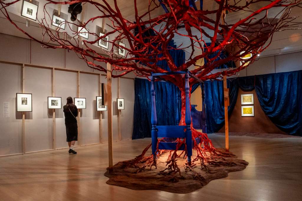 ACOMPAÑA CRÓNICA: EEUU ARTE AME4661. NUEVA YORK (ESTADOS UNIDOS), 16/03/2026.- Una persona observa cuadros de la exposición 'El último sueño de Frida y Diego' este lunes, en el Museo de Arte Moderno de Nueva York (MoMa) en Nueva York (EE.UU.). El MoMa explora "el último sueño" de Frida Kahlo y Diego Rivera en una exposición en la que tiende puentes entre las artes escénicas y las visuales de la mano de la Metropolitan Opera. EFE/ Angel Colmenares