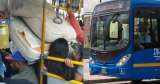 Video: ¡El colmo! Metieron un colchón en un SITP de Bogotá en plena hora pico