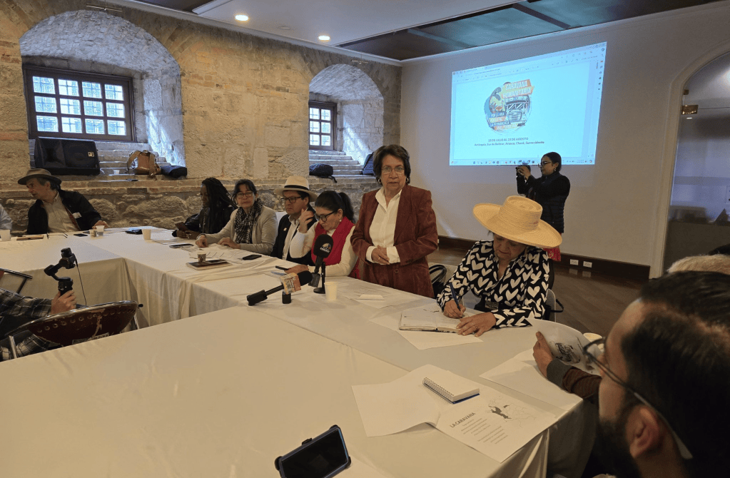 La caravana humanitaria que visitará cinco departamentos comenzó en Bogotá para presentarla ante congresistas.