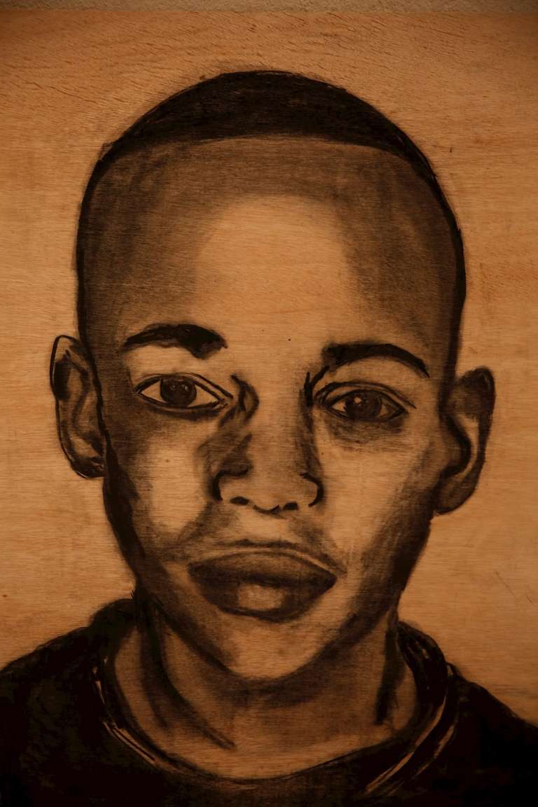 Reproducción fotográfica un retrato hecho con ceniza de Jair Cortés, uno de los cinco jóvenes asesinados en Llano Verde.