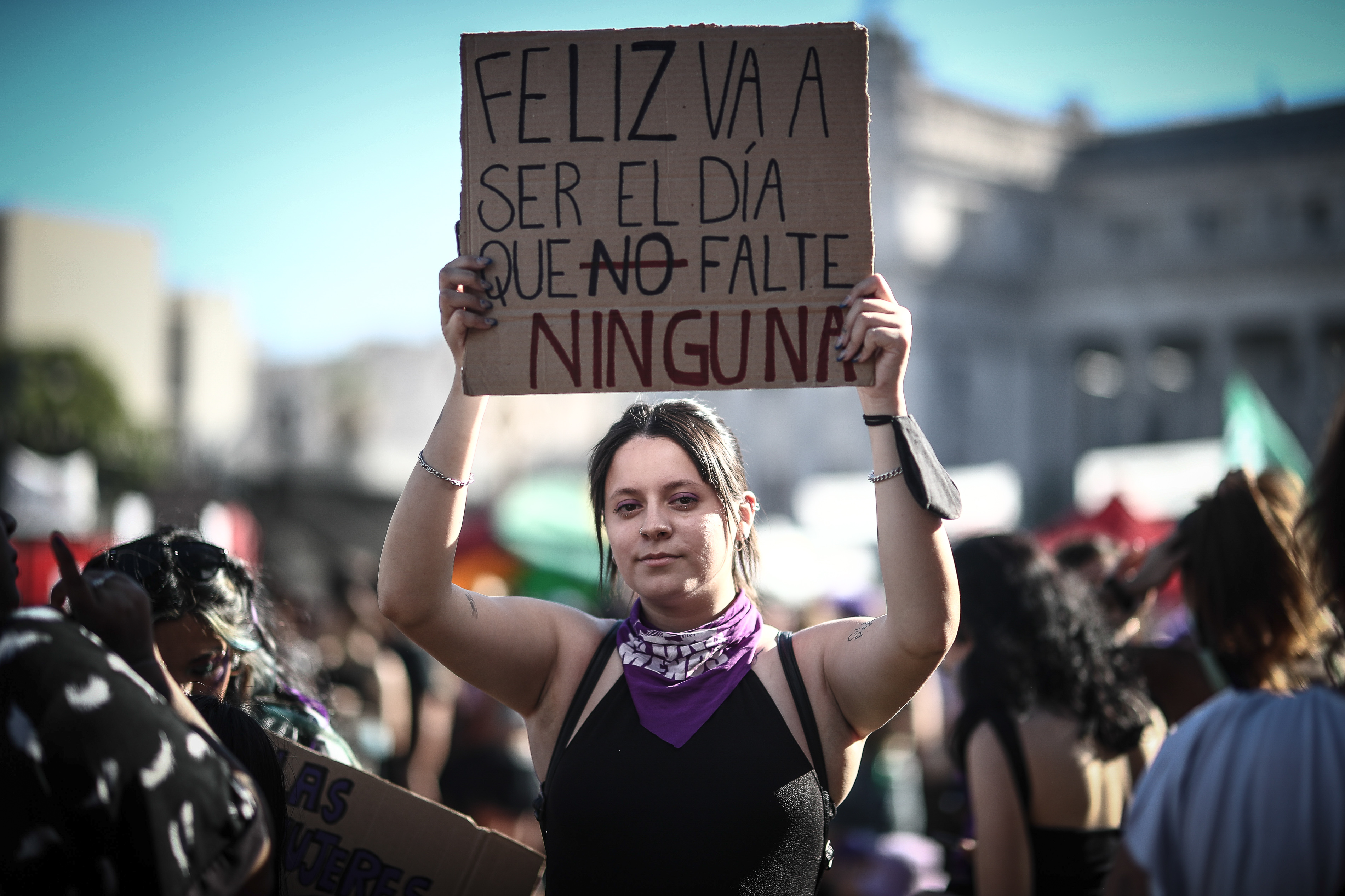 . BUENOS AIRES (ARGENTINA), 08/03/2022.- Una mujer muestra un cartel de protesta durante la movilización de colectivos sociales y feministas para conmemorar el Día Internacional de la Mujer, hoy, en Buenos Aires (Argentina). Miles de argentinas marcharon este martes por las calles de Buenos Aires para protestar por la "deuda" que mantiene el Gobierno nacional con las mujeres, en un país que sufre un feminicidio cada 32 horas, pese a las políticas impulsadas en los últimos años para combatir la violencia machista. EFE/ Juan Ignacio Roncoroni