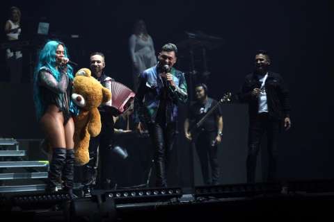 Video: Jorge Celedón le regala oso de peluche a Karol G en su concierto en Bogotá