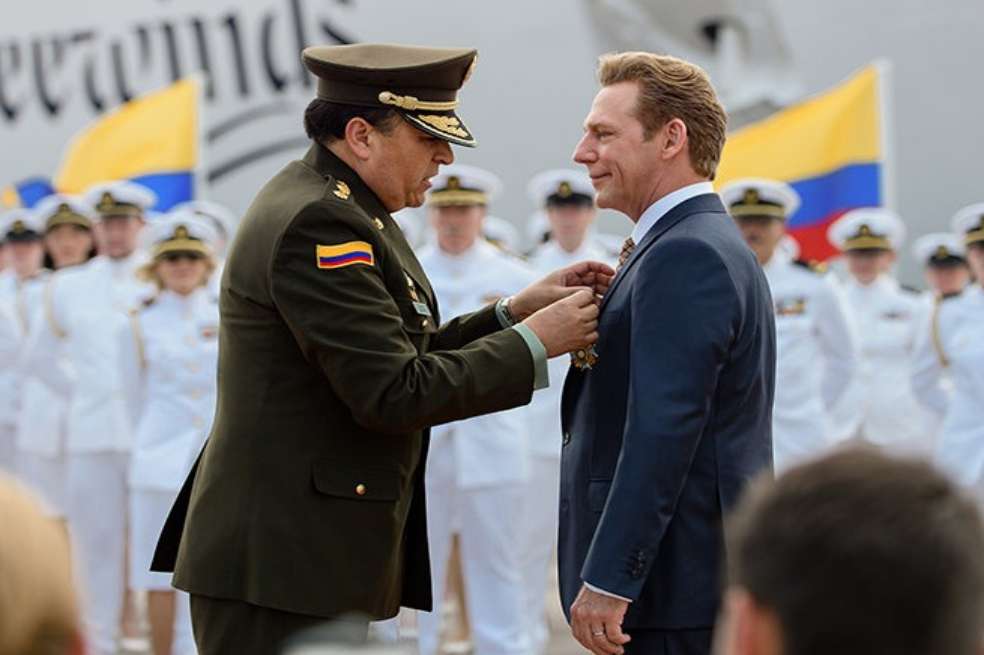 El general de la Policía (r) Carlos Mena Bravo le entregó al líder de la cienciología, David Miscavage, una condecoración. / Tomada de: www.davidmiscavige.org