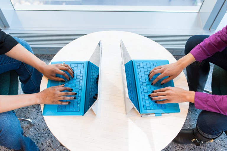 Mujeres en programación: esta convocatoria educativa les puede interesar