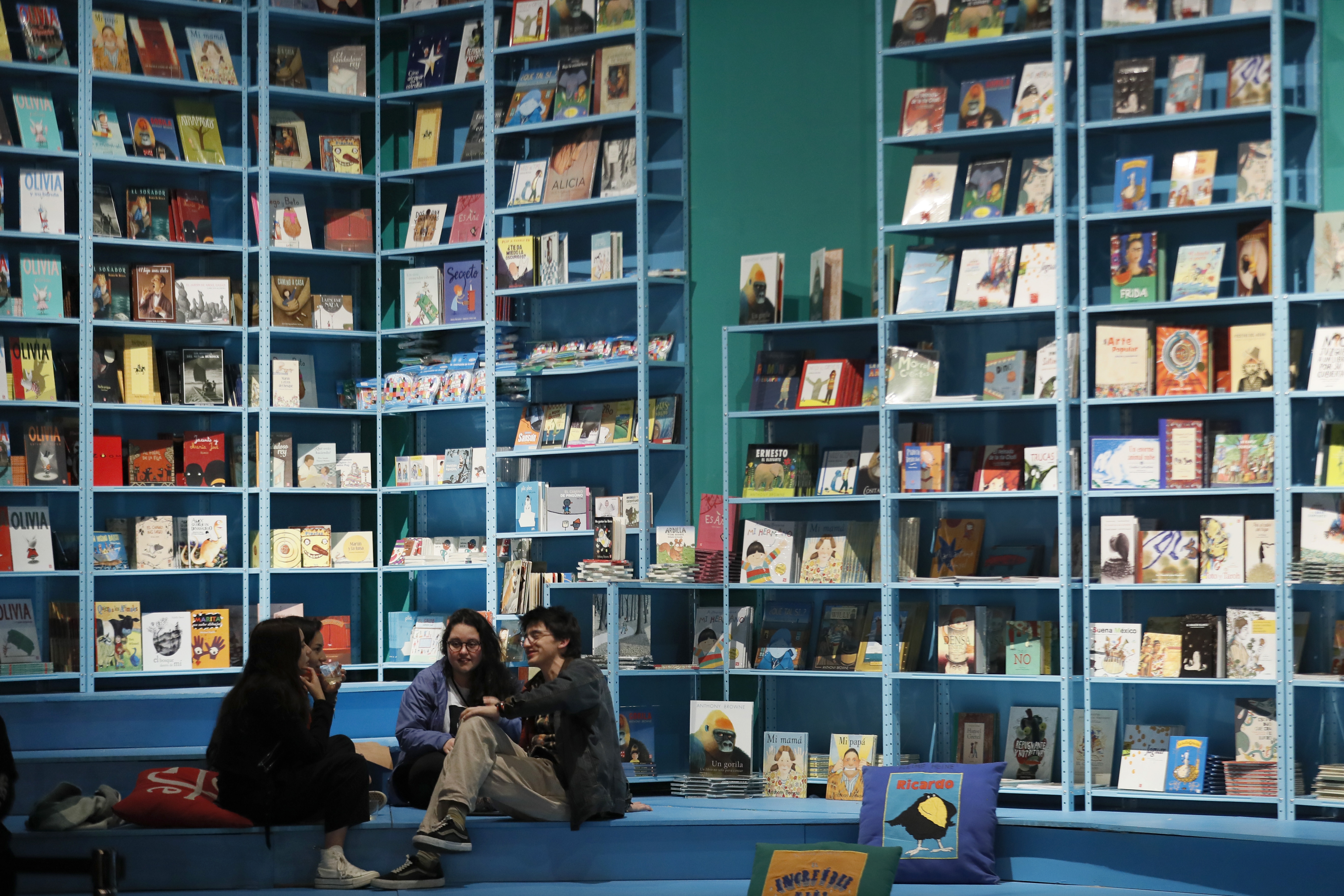 BOGOTÁ (COLOMBIA), 19/04/2023.- Fotografía del 18 de abril de 2023 que muestra a los visitantes que permanecen en una exhibición de libros en la apertura del pabellón de México, país invitado de honor en la XXXV Feria Internacional del Libro de Bogotá (FilBo) que se realiza en el recinto ferial de Corferias en Bogotá (Colombia). México, país invitado de honor en la XXXV Feria Internacional del Libro de Bogotá (FilBo), cautivó a los visitantes no solo con su rica muestra literaria que abarca desde sus raíces indígenas hasta las voces contemporáneas más destacadas, sino que también ofreció un espacio para adentrarse en la riqueza de su cultura, historia y sabores en el pabellón engalanado con su nombre. EFE/ Carlos Ortega
